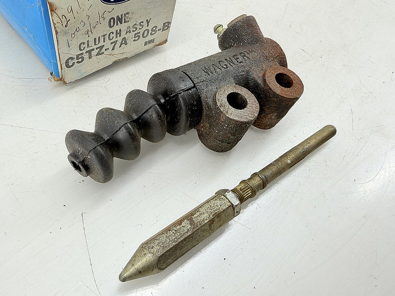 NOS 1965 - 1977 FORD P350 P500 TRUCK CLUTCH SLAVE CYLINDER C5TZ-7A508-B C77-16