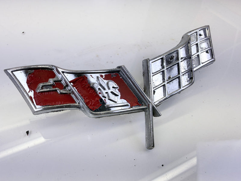 BRKN OEM 1977 - 1979 Chevrolet Corvette Gas Fuel Door Emblem 471295 E8-110