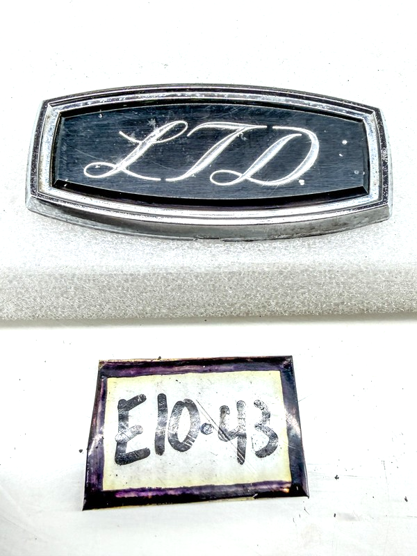 OEM 1971 1972 FORD CLASSIC LTD OVAL SCRIPT EMBLEM MEDALLION D1AB-65517A56 E10-43