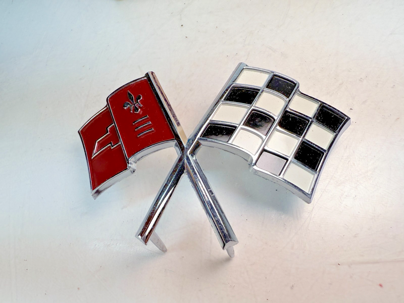 NOS 1965 1966 C2 Corvette Cross Flag Front End Panel Emblem GM 3872929 B81-28