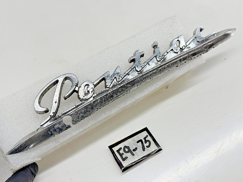 RARE OEM 1951 1952 Pontiac Emblem Script Nameplate 511997 51 52 E9-75