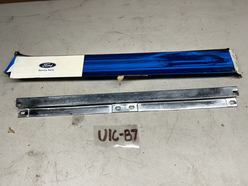 NOS 66 Thunderbird Hardtop/Convert RADIATOR GRILLE UPPER TRIM MOLDING U1C-B7-12