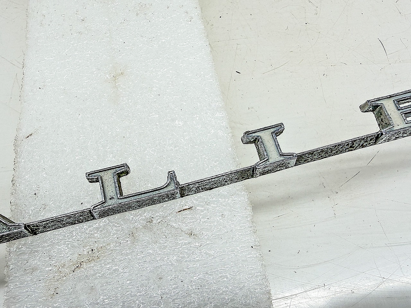 Vintage OEM 1970 CHEVELLE MALIBU BLOCK LETTER BAR EMBLEM 3974320 E10-8