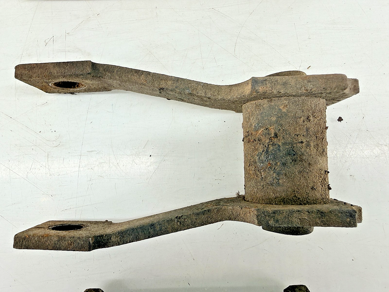 OEM 1957 - 1960 Ford F-100 Rear Spring Shackle Kit B7TZ-5630-A C70-26