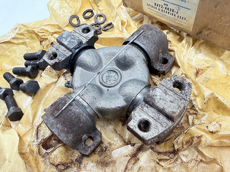 NOS OEM 1970-1976  Ford Truck LN 600 6000 U-Joint Fuller 610 Transmission B52-27