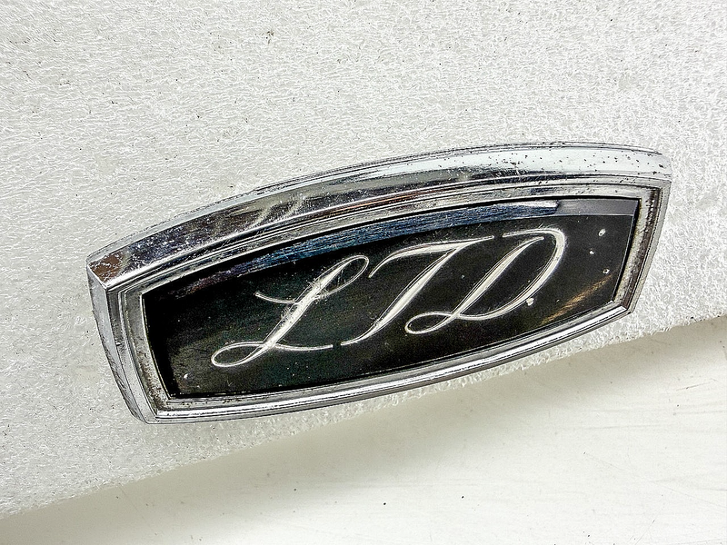OEM 1971 1972 FORD CLASSIC LTD OVAL SCRIPT EMBLEM MEDALLION D1AB-65517A56 E10-43
