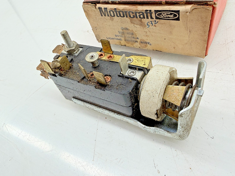 NOS OEM 1959 - 1977 FORD TRUCK HEADLIGHT SWITCH SW-404 B9TF-11654-A C75-56