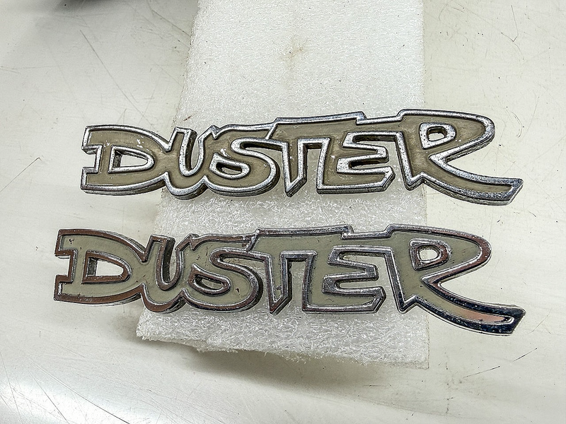OEM 1972 - 1976 PLYMOUTH DUSTER FENDER EMBLEM PAIR MOPAR 3680304 E10-9