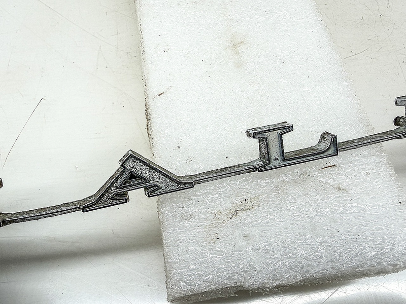 Vintage OEM 1970 CHEVELLE MALIBU BLOCK LETTER BAR EMBLEM 3974320 E10-8