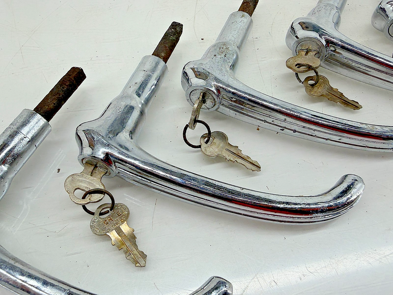 (1) Vintage 1930s 1940s CHEVY GM GMC Deck Lid Trunk Handle w/ Lock & Key C34-40