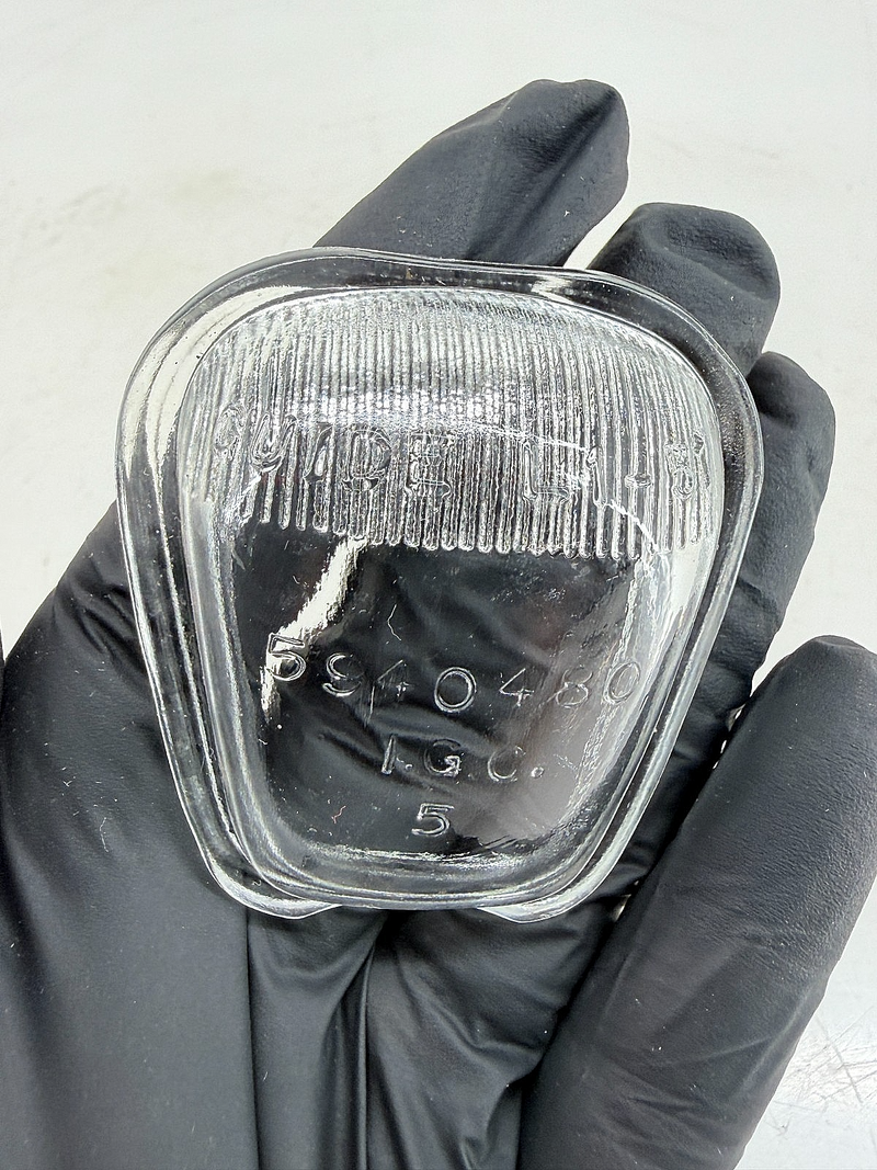 1951 1952 CHEVROLET Rear Tail Light Lamp Housing License Plate Guide L1-51 C67