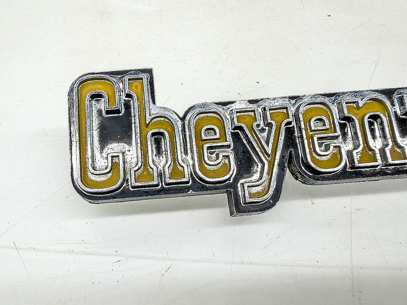 OEM 1973 - 1976 CHEVY TRUCK CHEYENNE SUPER 10 FENDER EMBLEM PAIR 6273134 E10-4