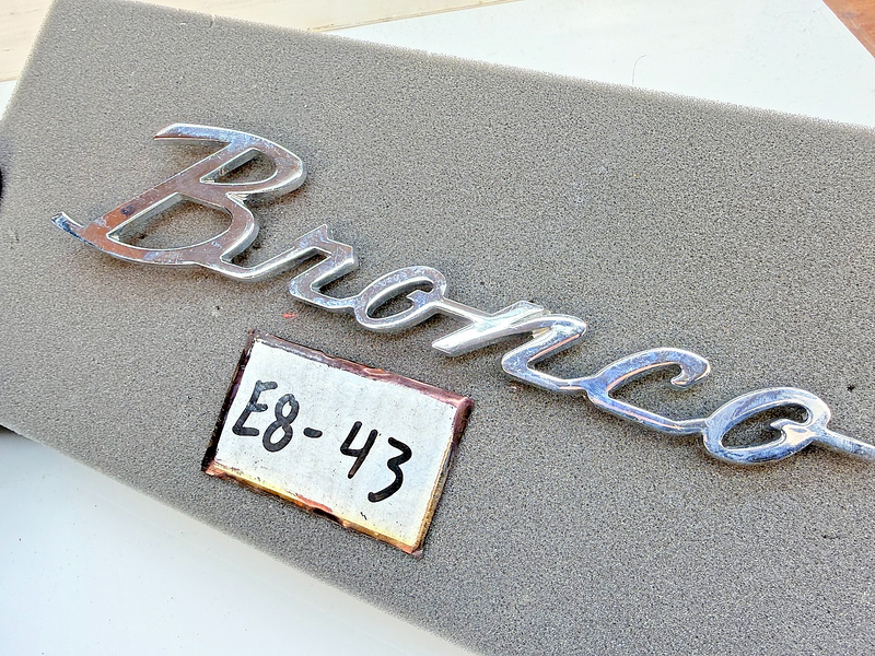 1966 - 1977 FORD CLASSIC BRONCO FENDER EMBLEM SCRIPT C7TB-16098-B E8-43