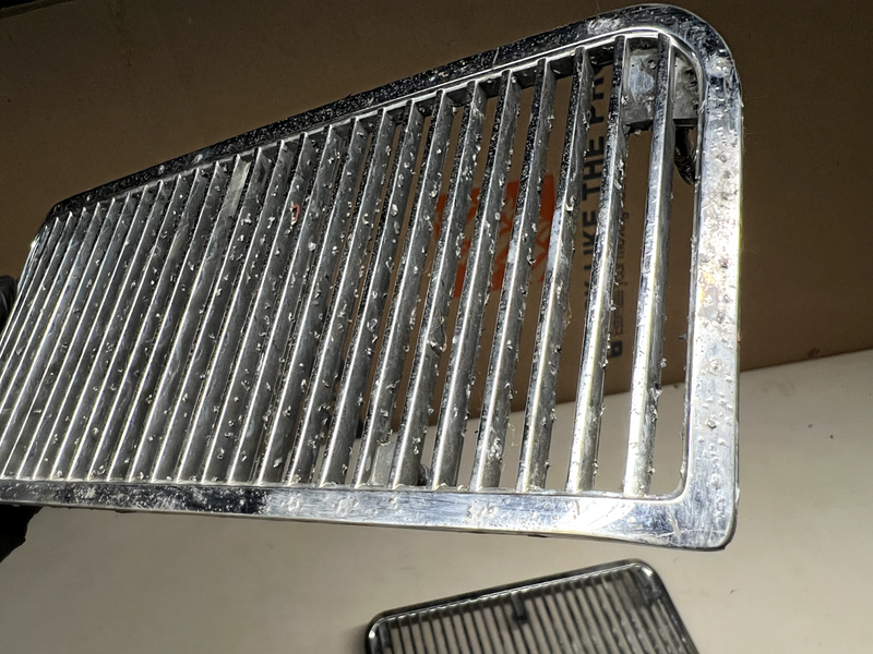 Original 1969 Chevrolet Chevelle Hood Inserts Grills 3915489 LH 3915490 RH B18-2