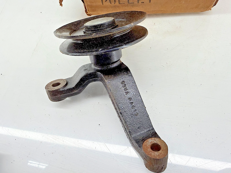 NOS 1969 1970 Ford F100 E100 E200 E300 302 A/C IDLER PULLEY & BRACKET C50-13