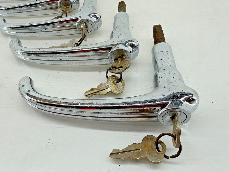 (1) Vintage 1930s 1940s CHEVY GM GMC Deck Lid Trunk Handle w/ Lock & Key C34-40