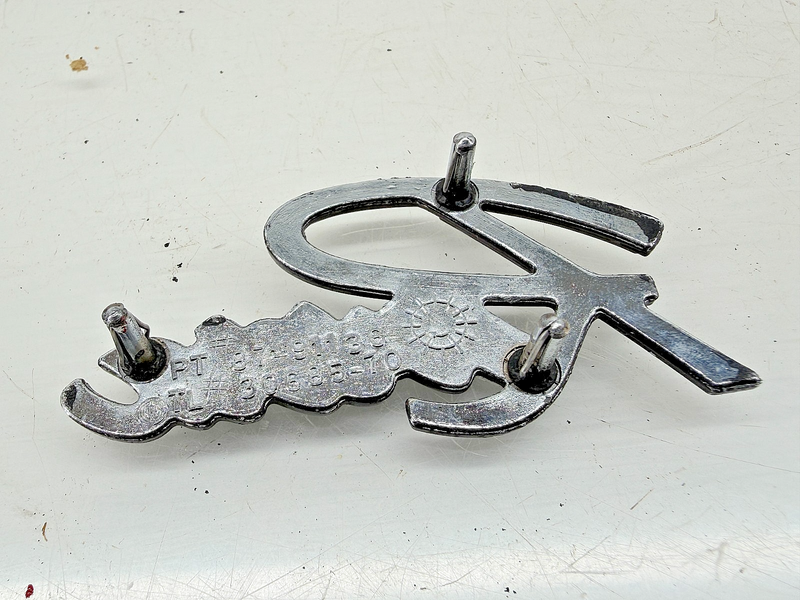 OEM 1970 Buick Riviera Script Emblem Badge 87-91136 30685-70 E9-22