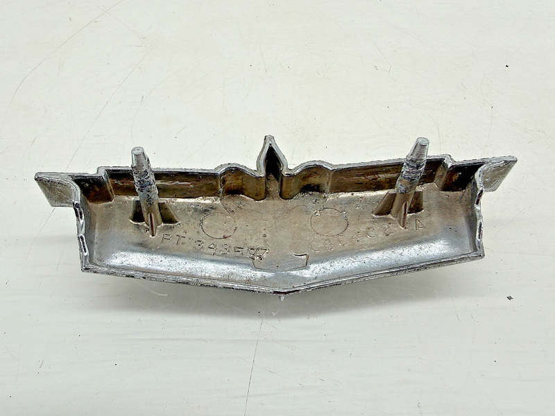 OEM 1975 CHEVROLET CAPRICE HEADER PANEL GRILLE EMBLEM GRAY 343597 E7-135
