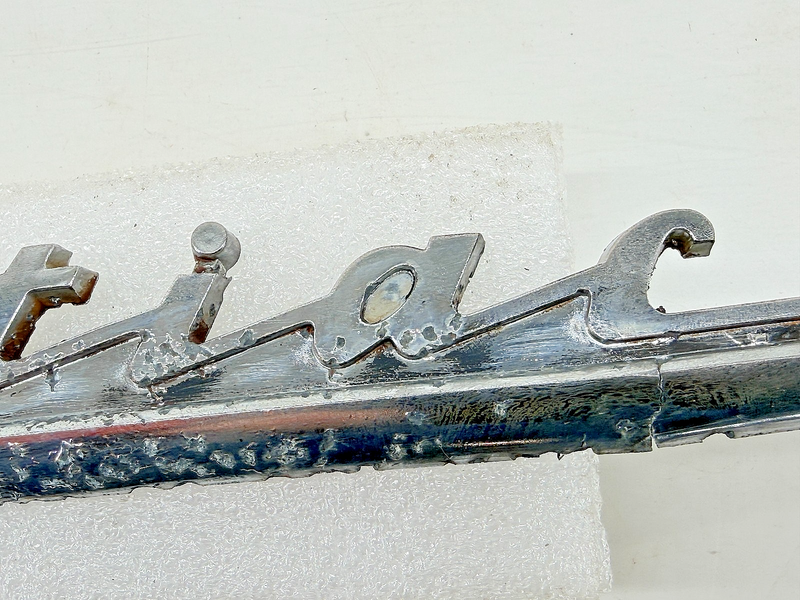 RARE OEM 1951 1952 Pontiac Emblem Script Nameplate 511997 51 52 E9-75