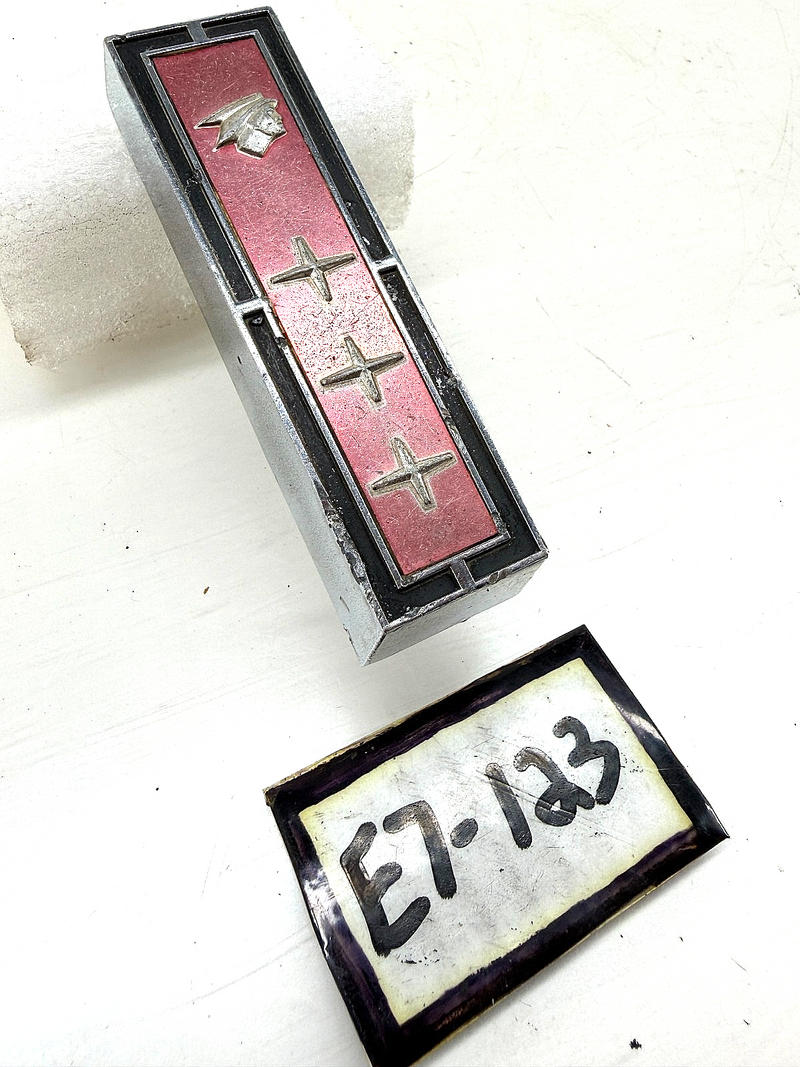 OEM 1969 MERCURY COUGAR CENTER GRILL EMBLEM C9WB-8B369-A 15522 E7-123