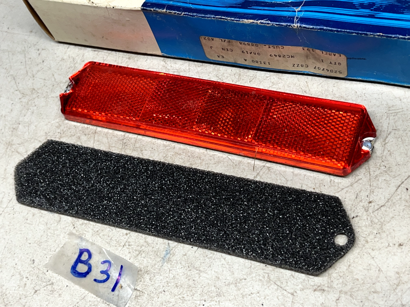 NOS 1968 Mustang Fastback Coupe Vert GT Shelby REAR SIDE LENS REFLECTORS B31-183
