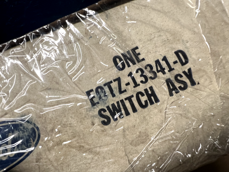 NOS FORD RETAINER CLIPS BODY MOUNT D3AZ-7129033-A B25-9