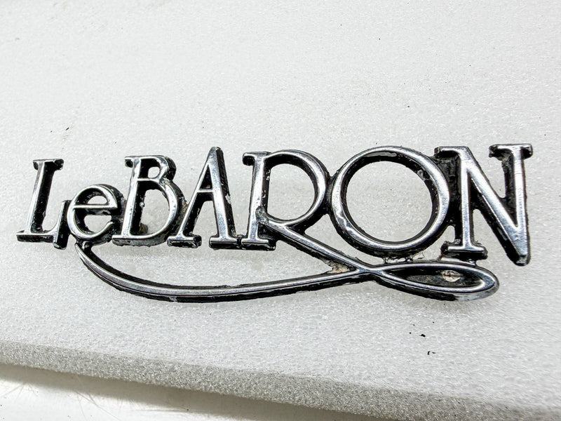 Vintage 1977 - 1979 CHRYSLER LeBARON SCRIPT EMBLEM 4017343 E10-74