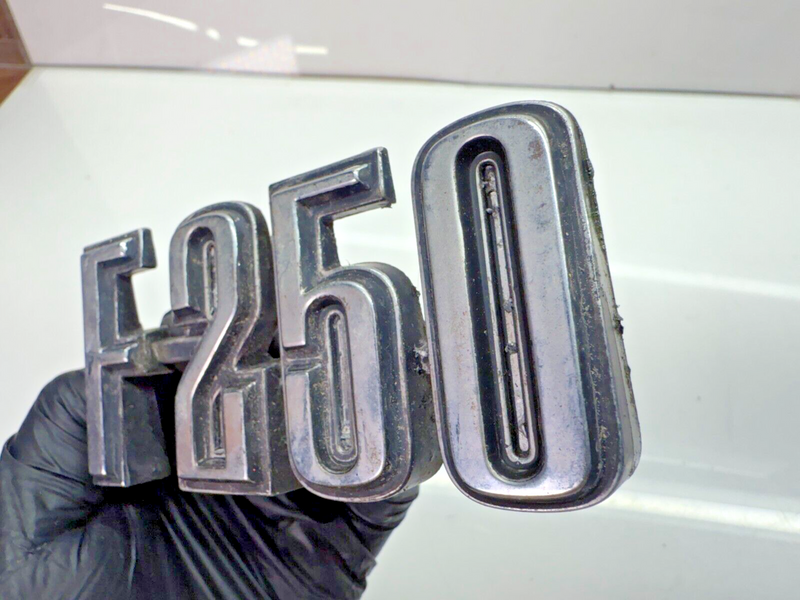 OEM 1973 - 1979 Ford Truck F-250 Emblem D4TB-16702-BA 74 75 76 77 78 B32-132