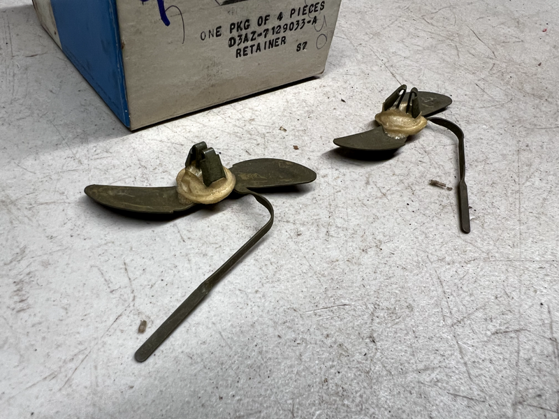 NOS FORD RETAINER CLIPS BODY MOUNT D3AZ-7129033-A B25-9