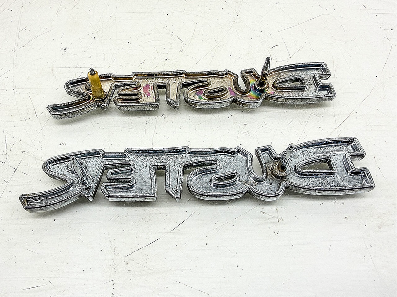 OEM 1972 - 1976 PLYMOUTH DUSTER FENDER EMBLEM PAIR MOPAR 3680304 E10-9