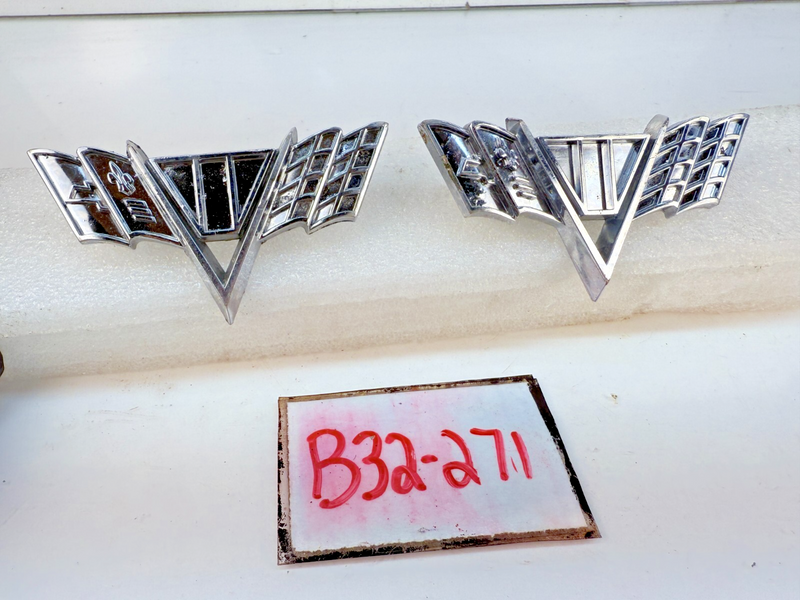 1963 - 1967 Chevy V8 FENDER EMBLEMS 3840318 Chevelle Vette Nova Impala B32-271