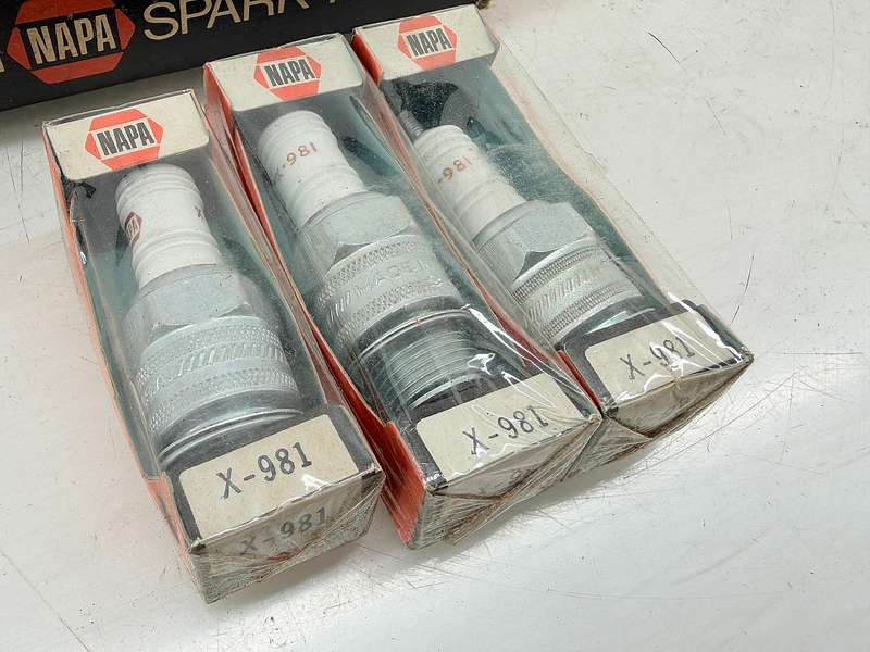 (8) NOS Vintage NAPA X-981 Spark Plugs C75-52