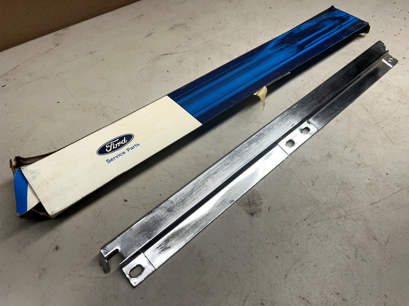 NOS 66 Thunderbird Hardtop/Convert RADIATOR GRILLE UPPER TRIM MOLDING U1C-B7-12