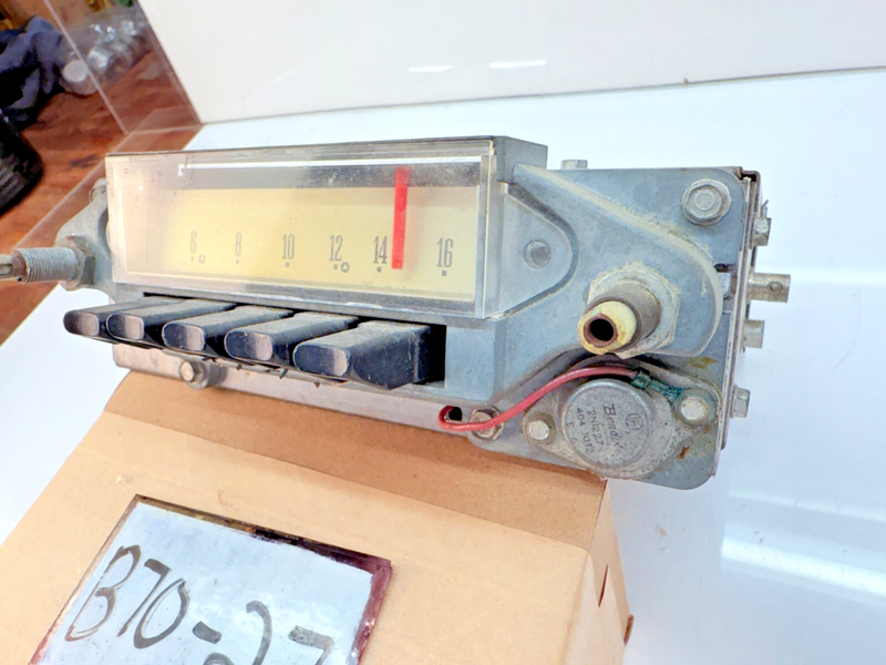 1962 - 1964 Ford Fairlane 500 Dash AM Radio Push Button Ranchero Montego B70-27