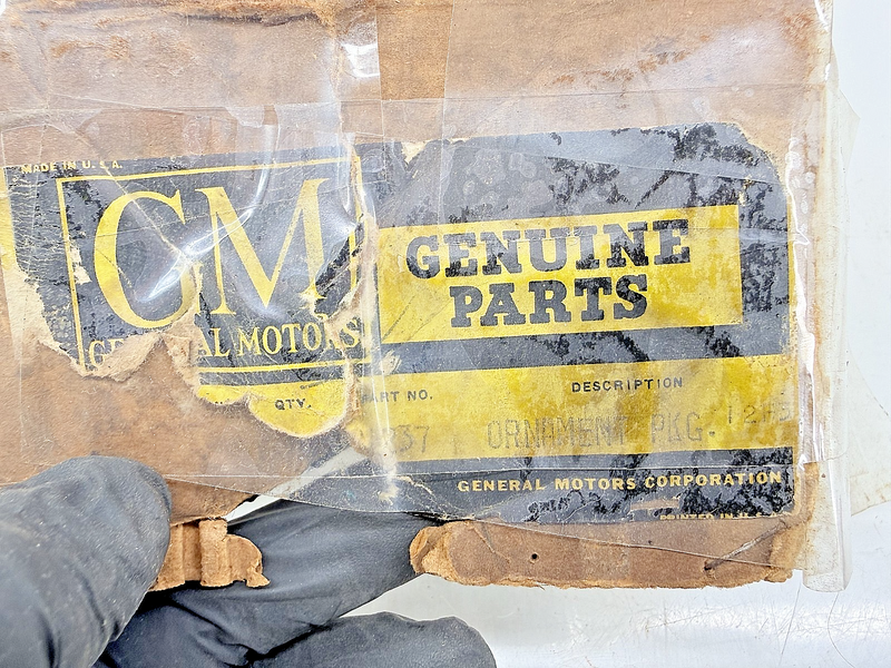 NOS GM 1962 OLDSMOBILE SUPER HOLIDAY 88 FRONT LH DOOR MOLDING CHROME 62 C51-22