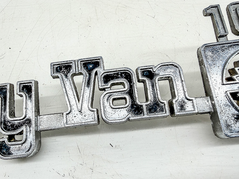 OEM 1981 - 1982 CHEVY VAN 10 G10 FENDER EMBLEM 363579 E10-5