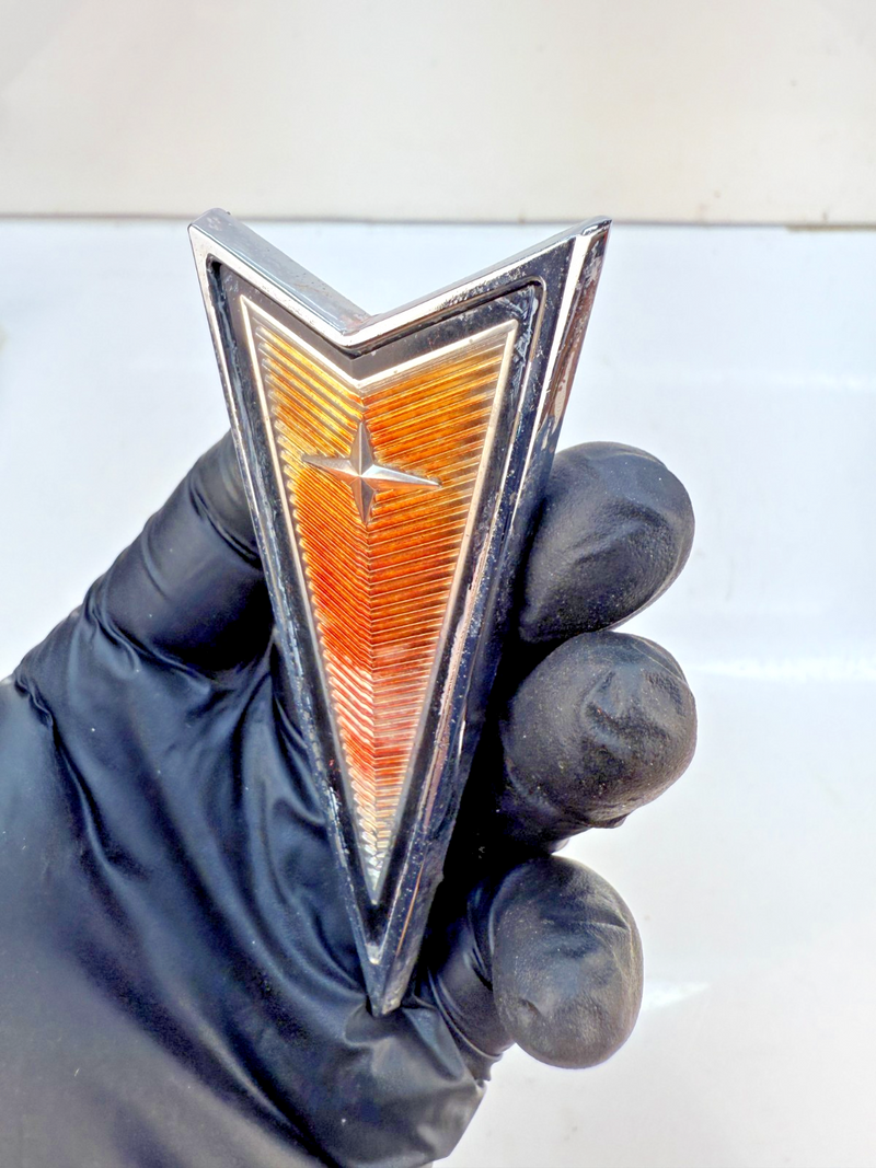 VINTAGE OEM 1980'S METAL PONTIAC ARROW EMBLEM 10014201 GM E5-63