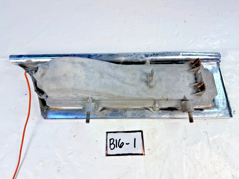 1965 CADILLAC DEVILLE DRIVER SIDE FRONT PARKING LIGHT W/ GRILLE GM 5956355 B16-1