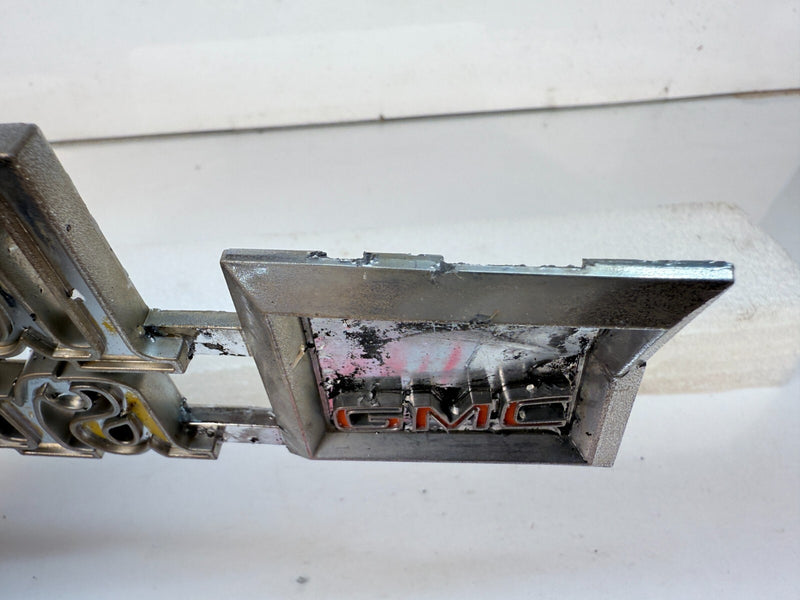 OEM GMC Royal Sierra 15 Fender Emblem GM 370521 Emblem B32-277