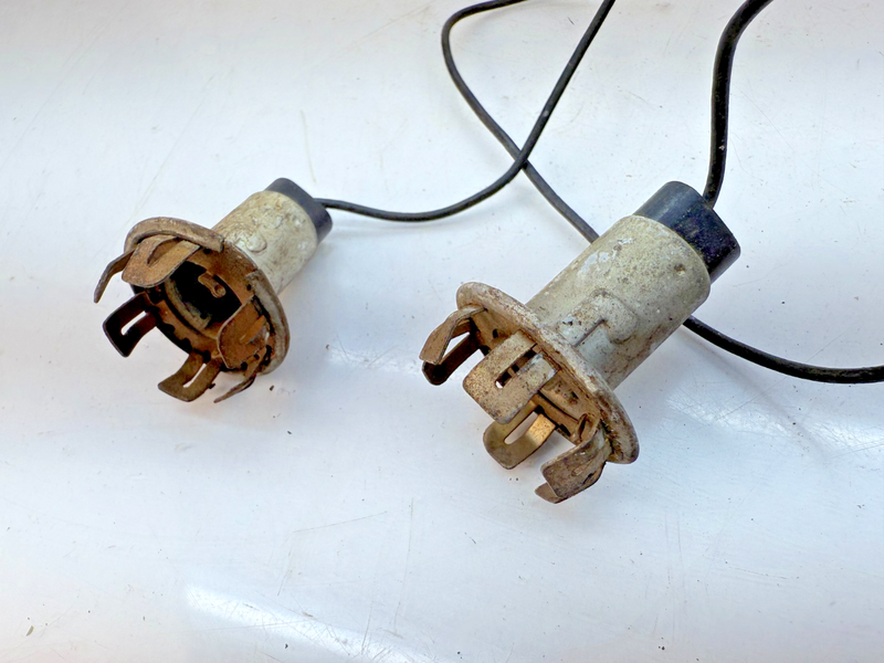 OEM 1960 CHEVY IMPALA PAIR LIGHT SOCKETS BRAKE LIGHT / TAIL LIGHT 5950187 E6-51