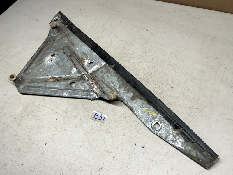 1965 1966 Chevrolet Impala 2dr Coupe Quarter Window Track RH F203 65 66 B39-1