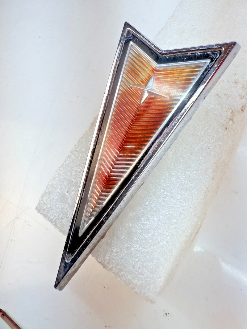 VINTAGE OEM 1980'S METAL PONTIAC ARROW EMBLEM 10014201 GM E5-63