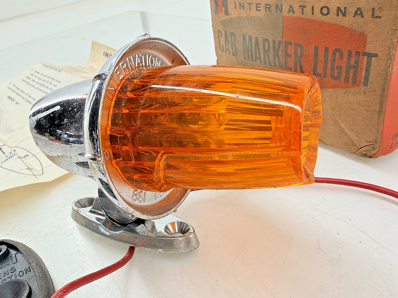 NOS 1969 - 1978 International Harvester Cab Marker Light 861 799-R92 C70-31