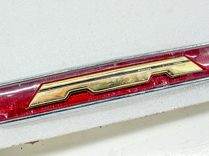 1965 CHRYSLER NEW YORKER EMBLEM REAR TRUNK CENTER EMBLEM 2528518 E10-39