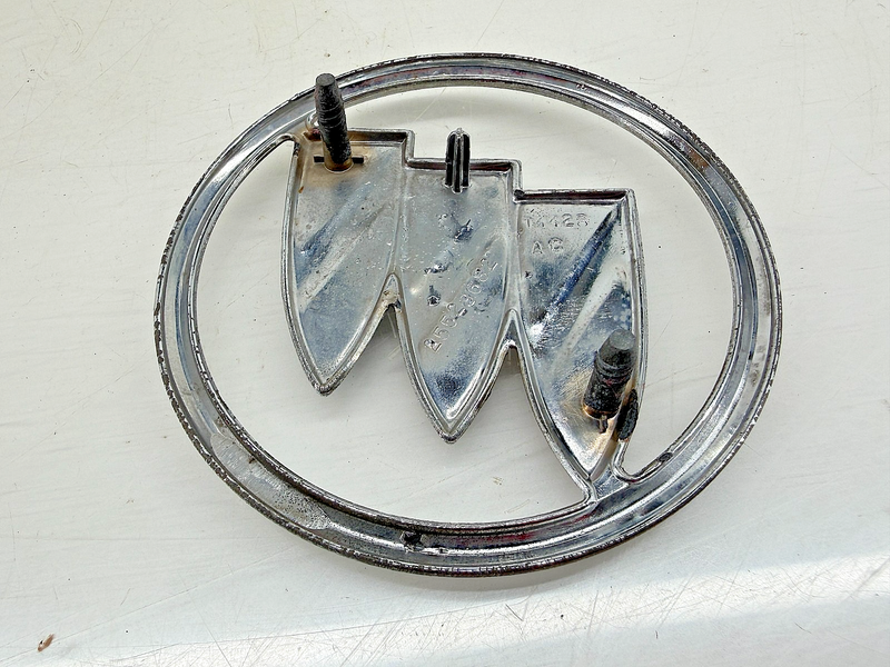 OEM 1987 1988 1989 BUICK SKYHAWK FRONT GRILLE EMBLEM BADGE 25523682 E7-129