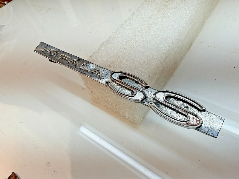 OEM 1962 CHEVROLET IMPALA SS TRUNK LID NAMEPLATE EMBLEM GM 3813890 E8-47