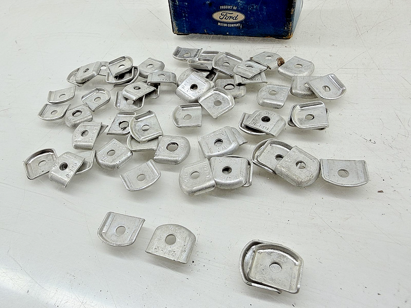 NOS FOMOCO WEDGE CLIP LOT ~ WC D-140 TRIM MOULDING FORD C77-60