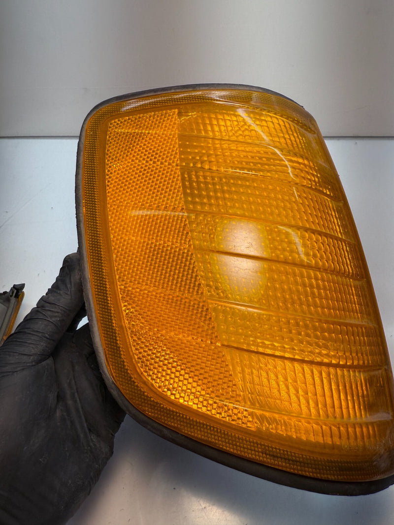 OEM 1993 1989 MERCEDES 300 E RIGHT LEFT SET MARKER LIGHT CORNER SIGNAL C5-50