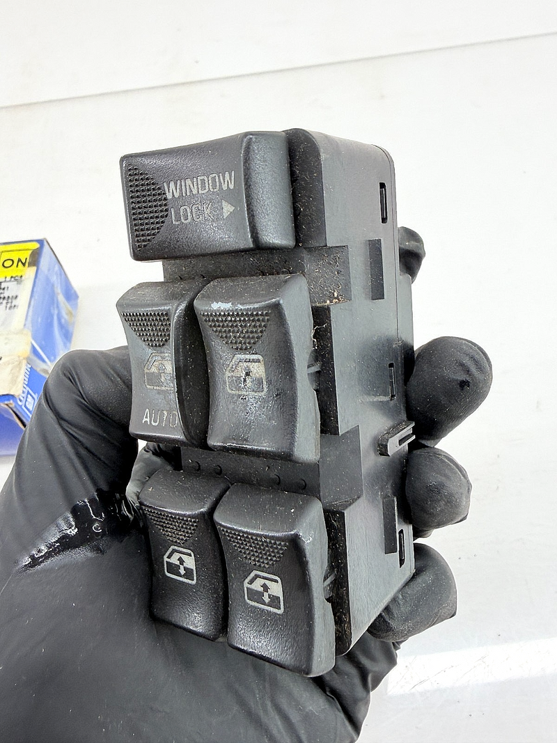 OEM 1997 - 2005 Chevy Malibu Impala Master Power Window Switch 22706008 C30-50