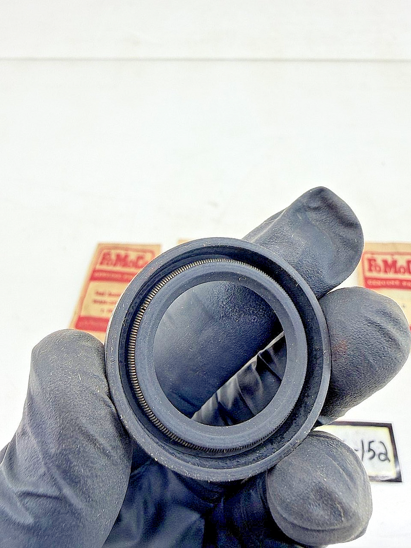 (1) NOS 1956 - 1959 FORD LINCOLN STEERING SECTOR SEAL WAN-3591-B C76-152